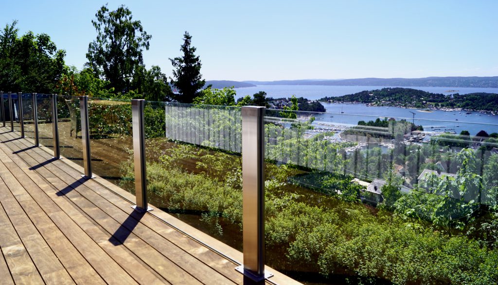 Glassrekkverk i design sonate Zero med klart glass over Oslo