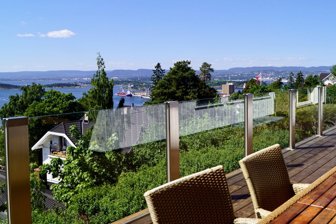 Glassrekkverk på terrassen, design Sonate Zero med klart glass
