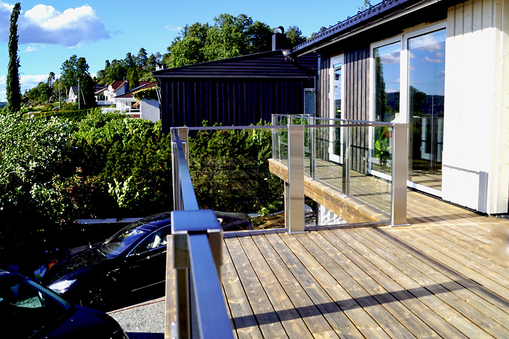 Glassrekkverk på terrassen i Son - design Sonate En.